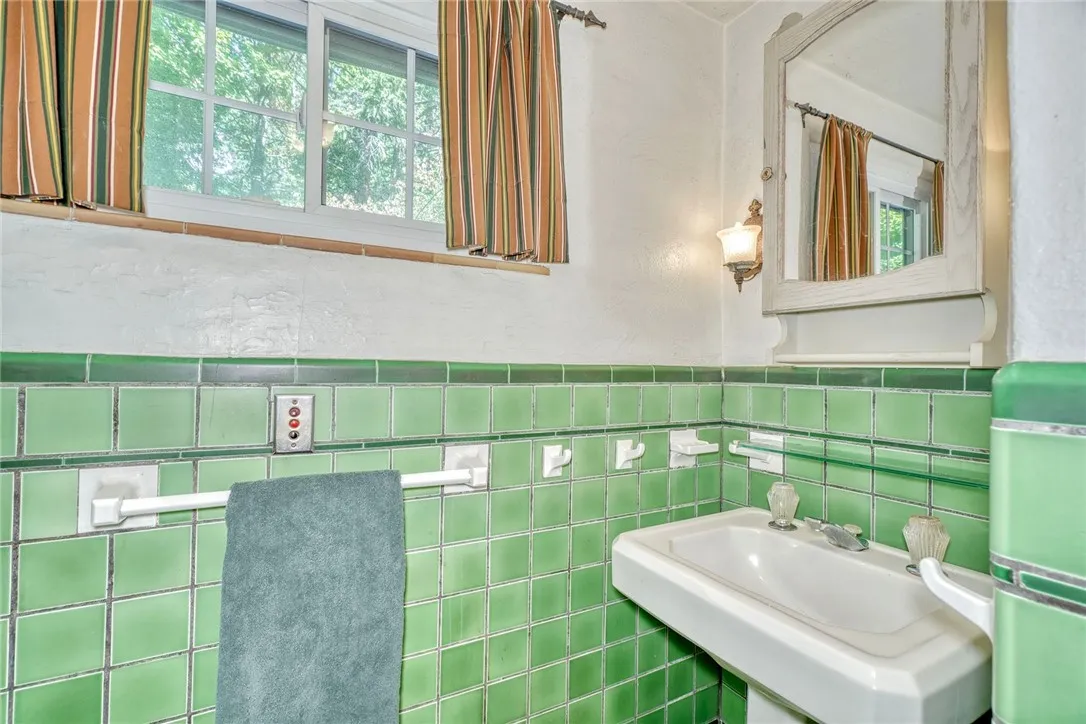 1666 Highland Avenue, Rochester, New York 14618, Rochester, New York 14618, 3 Bedrooms Bedrooms, 8 Rooms Rooms,2 BathroomsBathrooms,Residential,Closed,1666 Highland Avenue, Rochester, New York 14618,0,R1640577