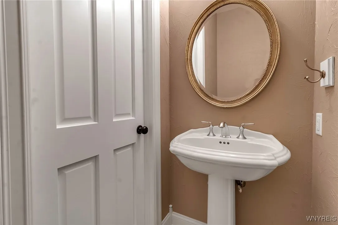 6408 Heise Road, Clarence, New York 14032, Clarence, New York 14032, 4 Bedrooms Bedrooms, 15 Rooms Rooms,3 BathroomsBathrooms,Residential Lease,For Rent,6408 Heise Road, Clarence, New York 14032,0,B1640344