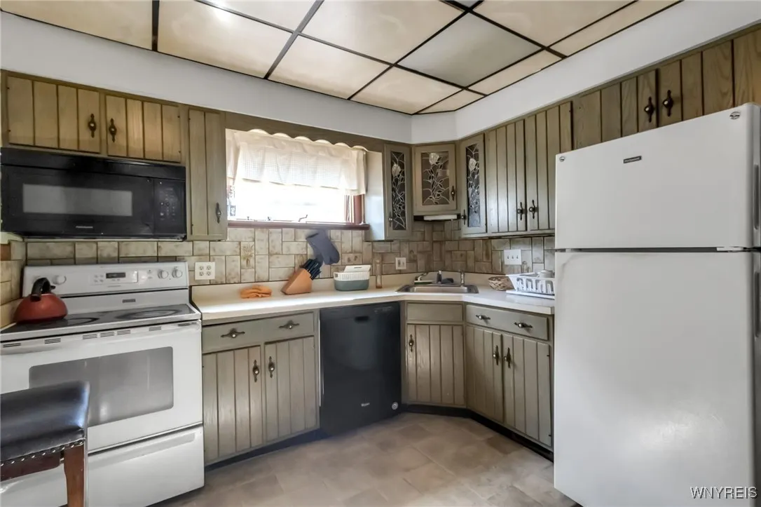 24 Lovering Avenue, Buffalo, New York 14216, Buffalo, New York 14216, 6 Bedrooms Bedrooms, ,2 BathroomsBathrooms,Residential,For Sale,24 Lovering Avenue, Buffalo, New York 14216,0,B1641028