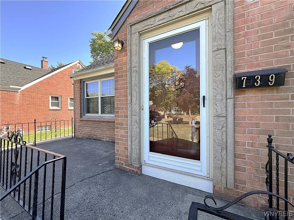 739 Longmeadow Road, Amherst, New York 14226, Amherst, New York 14226, 3 Bedrooms Bedrooms, 6 Rooms Rooms,2 BathroomsBathrooms,Residential,For Sale,739 Longmeadow Road, Amherst, New York 14226,0,B1641646