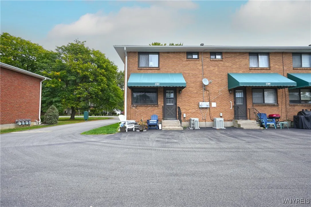 1707 Orchard Park Road, West Seneca, New York 1422, West Seneca, New York 14224, 2 Bedrooms Bedrooms, 4 Rooms Rooms,1 BathroomBathrooms,Residential,For Sale,1707 Orchard Park Road, West Seneca, New York 1422,0,B1639360