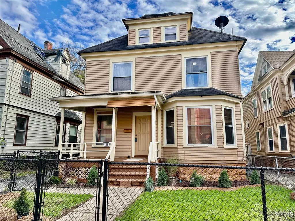 121 West Pleasant Avenue, Syracuse, New York 13205, Syracuse, New York 13205, 4 Bedrooms Bedrooms, 7 Rooms Rooms,1 BathroomBathrooms,Residential,For Sale,121 West Pleasant Avenue, Syracuse, New York 13205,0,S1641866