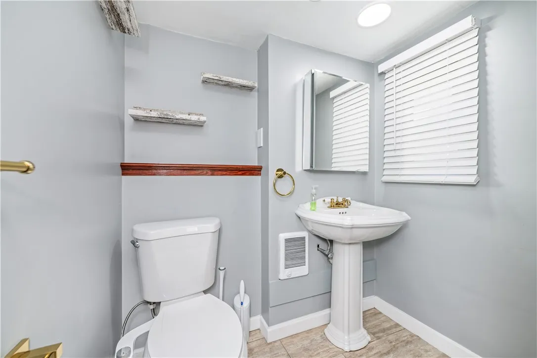 8 Clearbrook Drive, Irondequoit, New York 14609, Irondequoit, New York 14609, 4 Bedrooms Bedrooms, 7 Rooms Rooms,2 BathroomsBathrooms,Residential,Closed,8 Clearbrook Drive, Irondequoit, New York 14609,0,R1641584