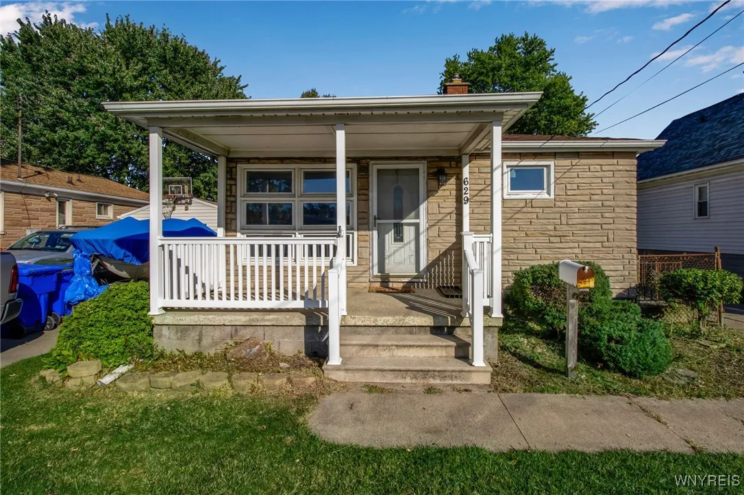 629 Harlem Road, West Seneca, New York 14224, West Seneca, New York 14224, 3 Bedrooms Bedrooms, 8 Rooms Rooms,1 BathroomBathrooms,Residential,For Sale,629 Harlem Road, West Seneca, New York 14224,0,B1640847