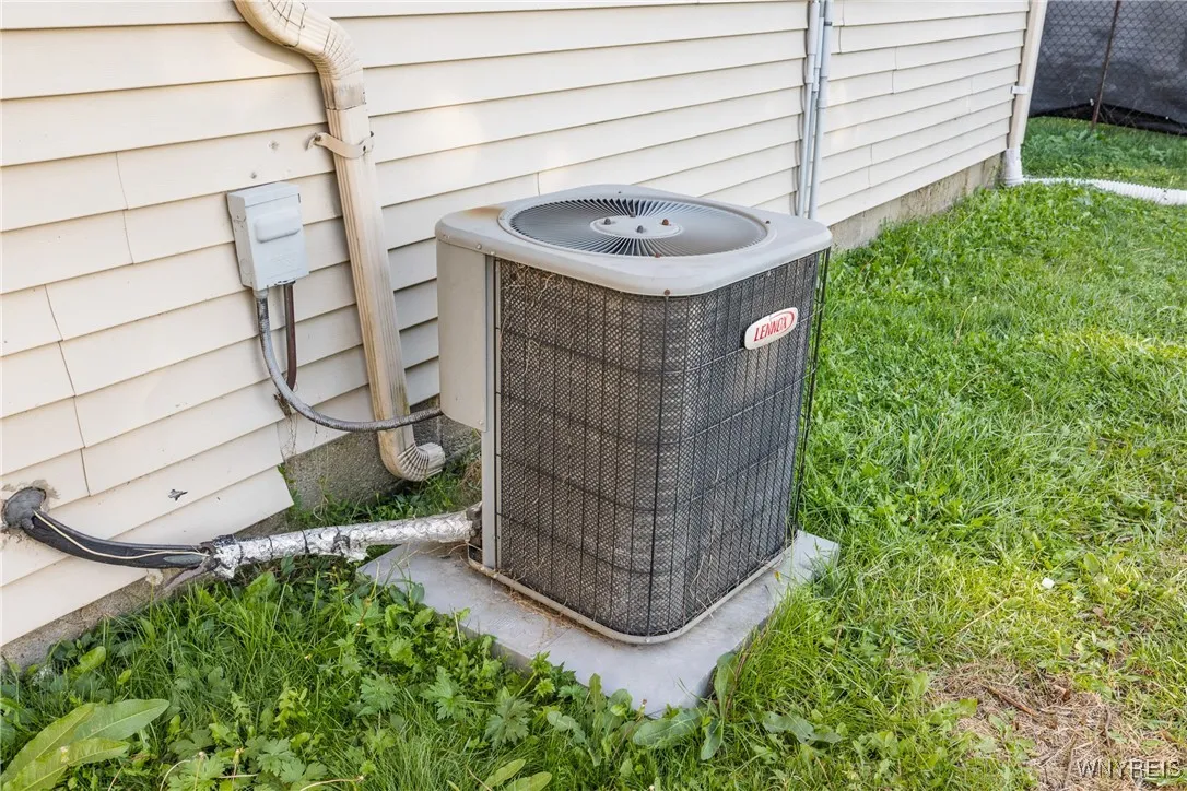 12 Thornwood Drive, Cheektowaga, New York 14227, Cheektowaga, New York 14227, 5 Bedrooms Bedrooms, 8 Rooms Rooms,2 BathroomsBathrooms,Residential,Closed,12 Thornwood Drive, Cheektowaga, New York 14227,0,B1641851