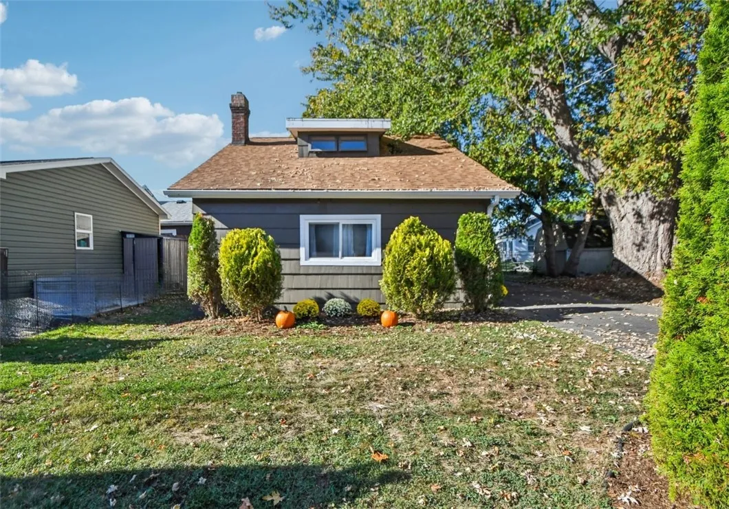 THIS NICELY UPDATED 1272 SQUARE FOOT HOME HAS 2 BEDROOMS AND 1 FULL BATH.
