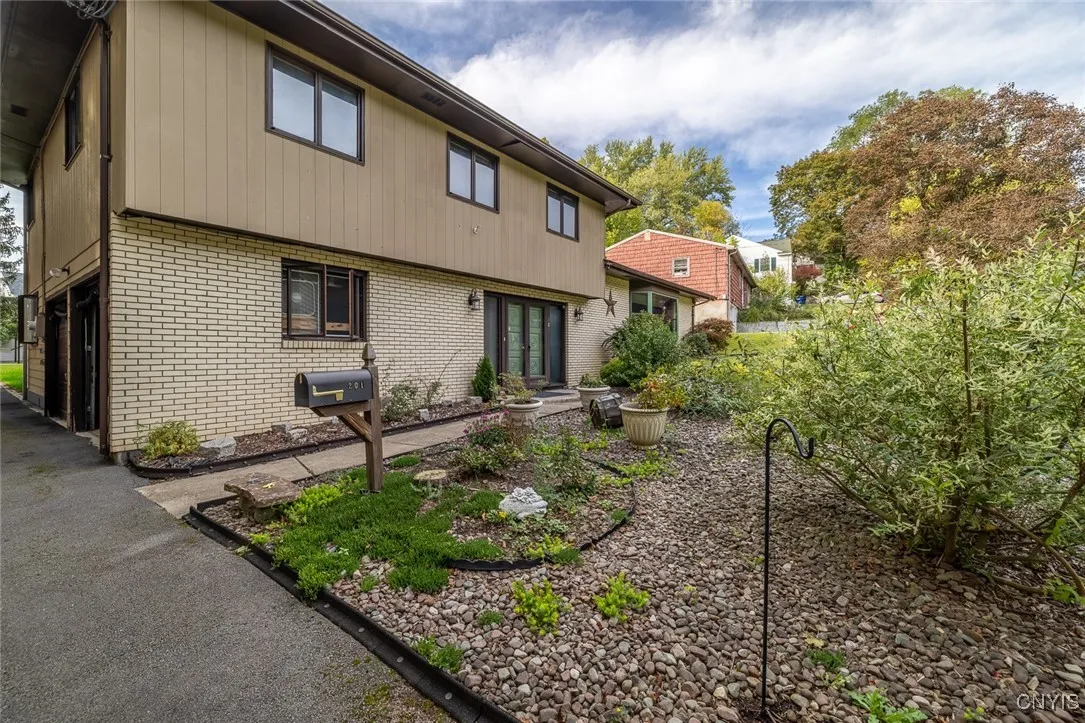 201 Wilshire Road, Geddes, New York 13209, Geddes, New York 13209, 5 Bedrooms Bedrooms, 6 Rooms Rooms,2 BathroomsBathrooms,Residential,For Sale,201 Wilshire Road, Geddes, New York 13209,0,S1641141
