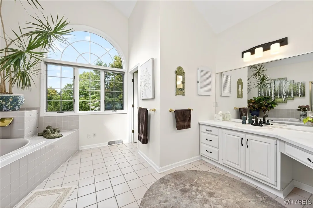 6286 Everwood Court South, Amherst, New York 14051, Clarence, New York 14051, 4 Bedrooms Bedrooms, 10 Rooms Rooms,2 BathroomsBathrooms,Residential,For Sale,6286 Everwood Court South, Amherst, New York 14051,0,B1641823