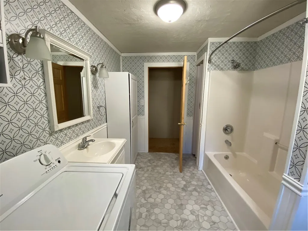 Updated Full Bathroom