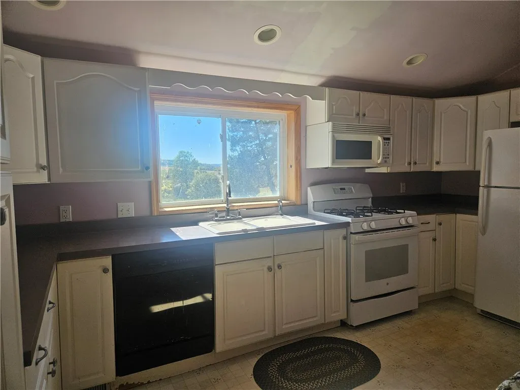 6165 State Route 5 And 20, Canandaigua Town, New Y, Canandaigua Town, New York 14424, 3 Bedrooms Bedrooms, 7 Rooms Rooms,1 BathroomBathrooms,Residential,Closed,6165 State Route 5 And 20, Canandaigua Town, New Y,0,R1641017