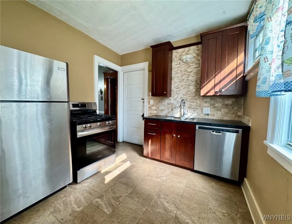 63 Claremont Avenue Upper, Buffalo, New York 14222, Buffalo, New York 14222, 3 Bedrooms Bedrooms, 6 Rooms Rooms,1 BathroomBathrooms,Residential Lease,For Rent,63 Claremont Avenue Upper, Buffalo, New York 14222,0,B1641899