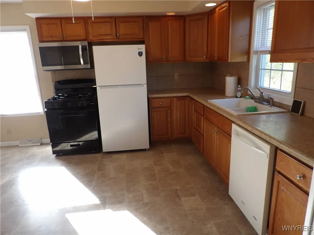 10332 Transit Road, Amherst, New York 14051, Amherst, New York 14051, 3 Bedrooms Bedrooms, 6 Rooms Rooms,2 BathroomsBathrooms,Residential Lease,For Rent,10332 Transit Road, Amherst, New York 14051,0,B1641732