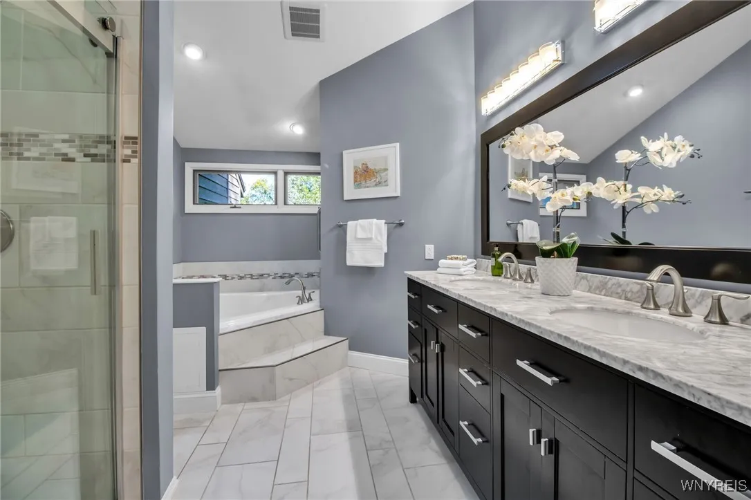 primary en suite glamour bath