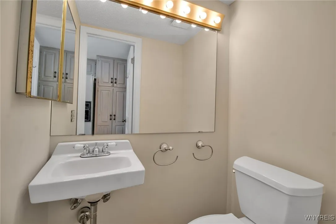 78 Hickory Hill Road, Amherst, New York 14221, Amherst, New York 14221, 2 Bedrooms Bedrooms, 5 Rooms Rooms,2 BathroomsBathrooms,Residential,For Sale,78 Hickory Hill Road, Amherst, New York 14221,0,B1641921