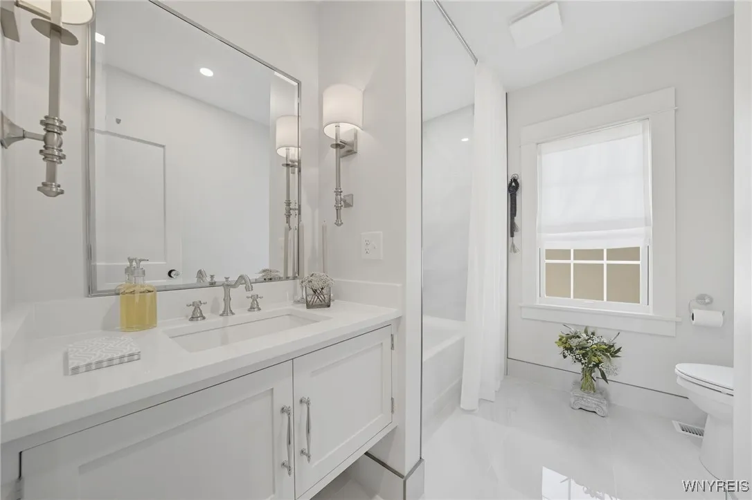 4763 Clifton Parkway, Hamburg, New York 14075, Hamburg, New York 14075, 3 Bedrooms Bedrooms, 10 Rooms Rooms,2 BathroomsBathrooms,Residential,For Sale,4763 Clifton Parkway, Hamburg, New York 14075,0,B1642275
