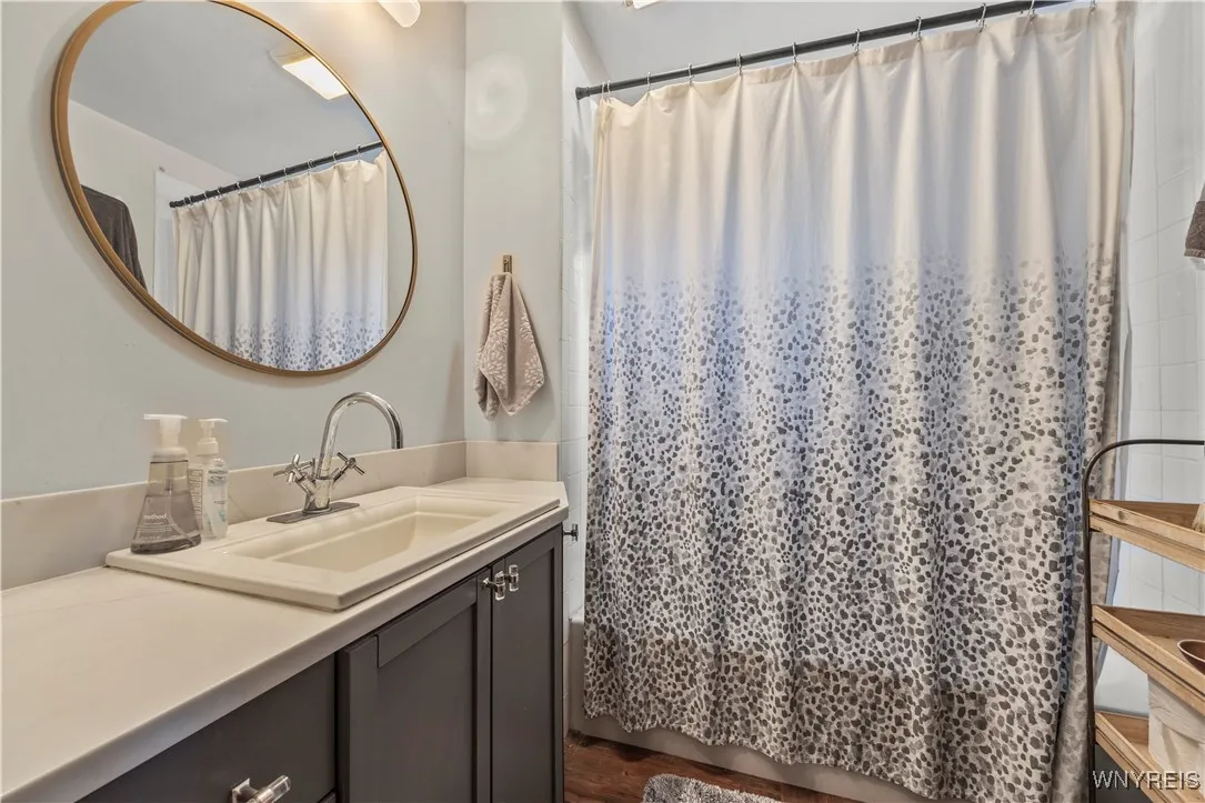 Front Unit - 2nd Floor Bathroom