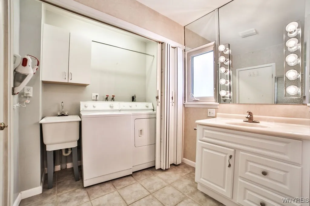 Bathroom 2 with laundry