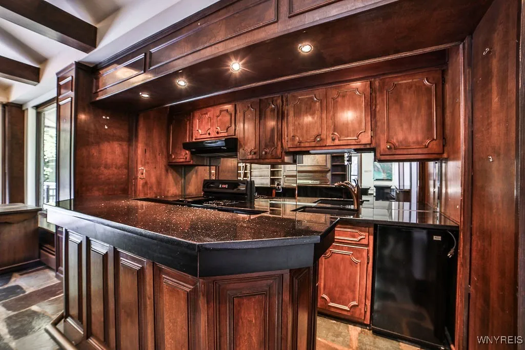 Dining Room with bar and kitchenette