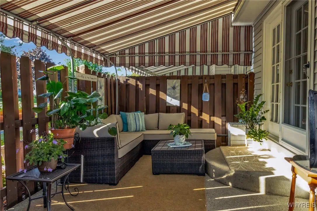 Beautiful patio with Awning