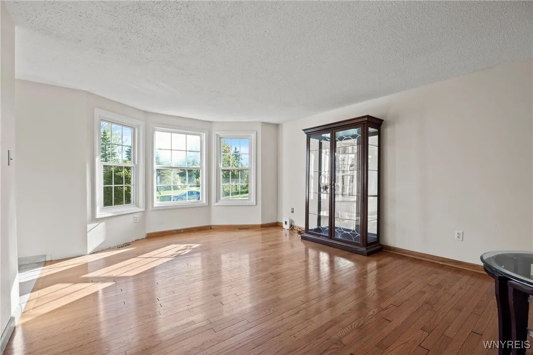 1 Southpoint Drive, Lancaster, New York 14086, Lancaster, New York 14086, 3 Bedrooms Bedrooms, 6 Rooms Rooms,2 BathroomsBathrooms,Residential,For Sale,1 Southpoint Drive, Lancaster, New York 14086,0,B1642081