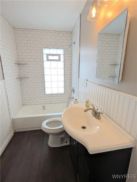 76 St. James Place, Buffalo, New York 14222, Buffalo, New York 14222, 3 Bedrooms Bedrooms, 5 Rooms Rooms,1 BathroomBathrooms,Residential Lease,For Rent,76 St. James Place, Buffalo, New York 14222,0,B1642483