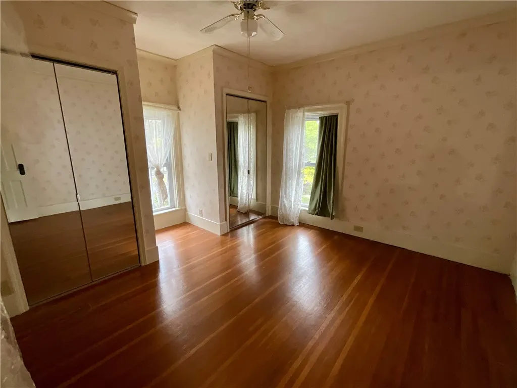 Notice the hardwood floors in this bedroom! Notice the hardwood floors in this bedroom!
