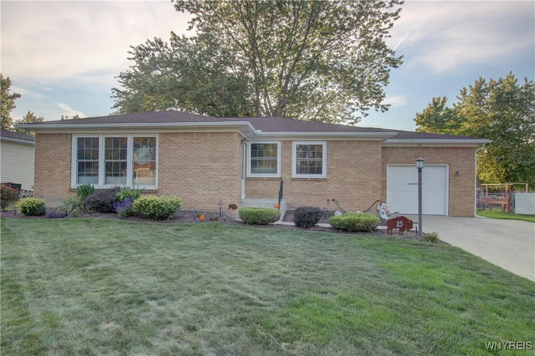 25 Royalcrest Road, Orchard Park, New York 14127, Orchard Park, New York 14127, 3 Bedrooms Bedrooms, 8 Rooms Rooms,1 BathroomBathrooms,Residential,For Sale,25 Royalcrest Road, Orchard Park, New York 14127,0,B1642481