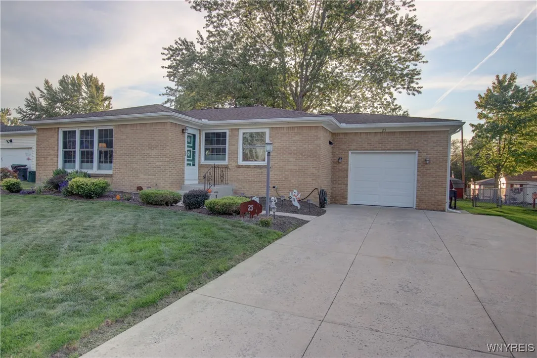 25 Royalcrest Road, Orchard Park, New York 14127, Orchard Park, New York 14127, 3 Bedrooms Bedrooms, 8 Rooms Rooms,1 BathroomBathrooms,Residential,For Sale,25 Royalcrest Road, Orchard Park, New York 14127,0,B1642481