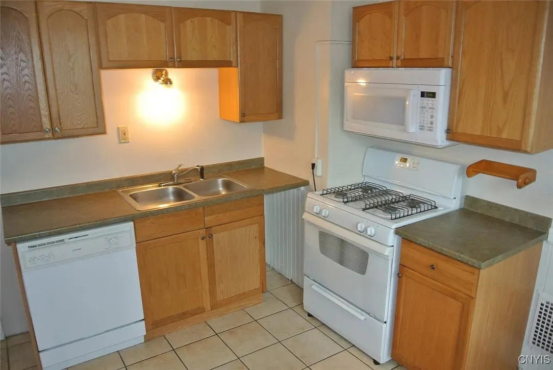 909 Westcott Street 11, Syracuse, New York 13210, Syracuse, New York 13210, 8 Bedrooms Bedrooms, ,3 BathroomsBathrooms,Residential,For Sale,909 Westcott Street 11, Syracuse, New York 13210,0,S1642803