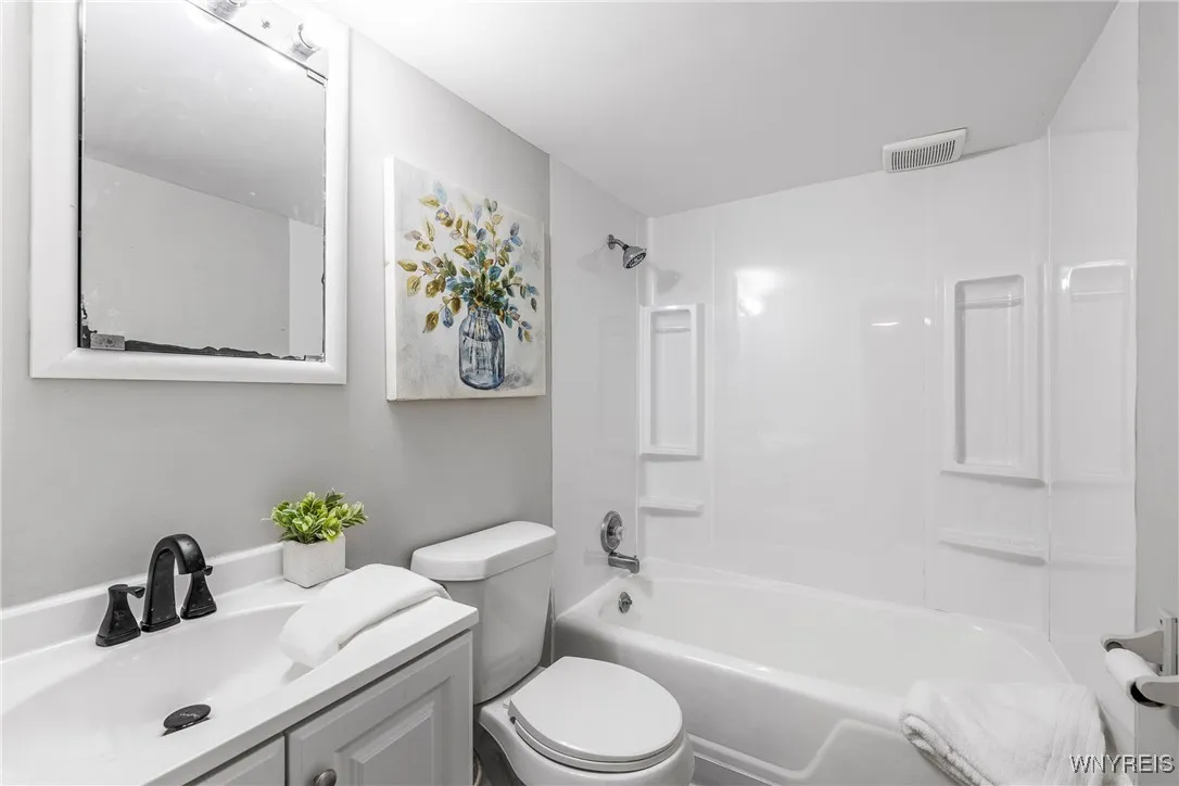 651 Longmeadow Road, Amherst, New York 14226, Amherst, New York 14226, 5 Bedrooms Bedrooms, 10 Rooms Rooms,2 BathroomsBathrooms,Residential,For Sale,651 Longmeadow Road, Amherst, New York 14226,0,B1641977