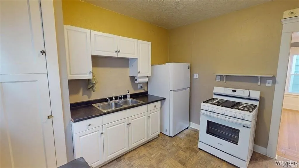 139 Fordham (lower) - Kitchen