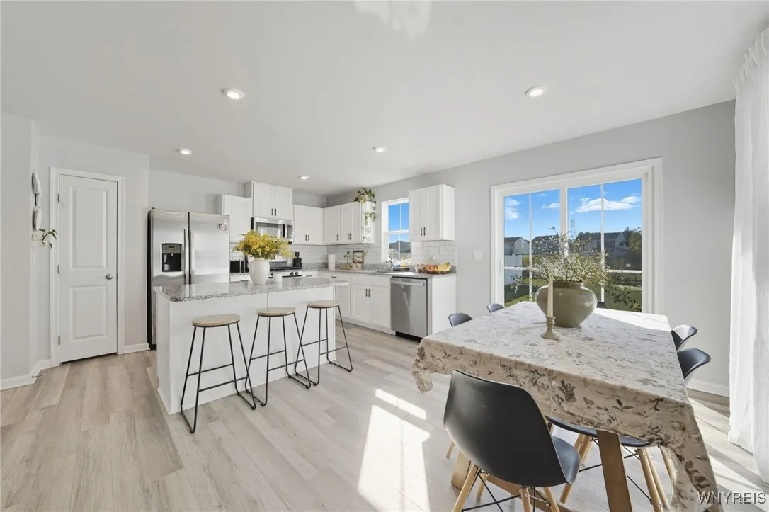 Kitchen & Dining