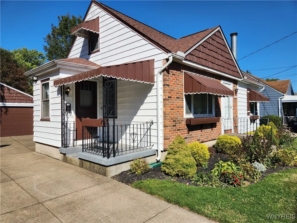 136 Flohr Avenue, West Seneca, New York 14224, West Seneca, New York 14224, 2 Bedrooms Bedrooms, 5 Rooms Rooms,1 BathroomBathrooms,Residential,For Sale,136 Flohr Avenue, West Seneca, New York 14224,0,B1641980