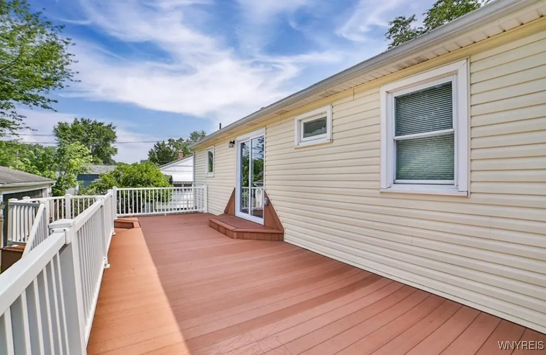 240 Belmont Court East, North Tonawanda, New York, North Tonawanda, New York 14120, 3 Bedrooms Bedrooms, 8 Rooms Rooms,2 BathroomsBathrooms,Residential,For Sale,240 Belmont Court East, North Tonawanda, New York ,0,B1643018