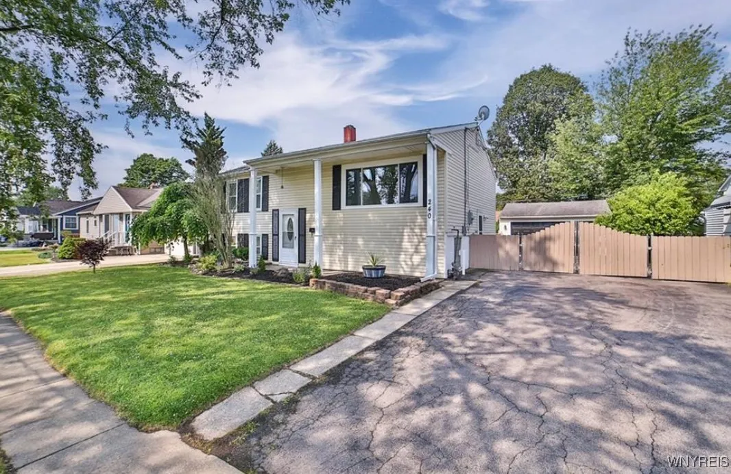 240 Belmont Court East, North Tonawanda, New York, North Tonawanda, New York 14120, 3 Bedrooms Bedrooms, 8 Rooms Rooms,2 BathroomsBathrooms,Residential,For Sale,240 Belmont Court East, North Tonawanda, New York ,0,B1643018
