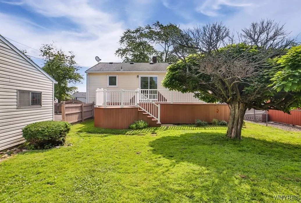 240 Belmont Court East, North Tonawanda, New York, North Tonawanda, New York 14120, 3 Bedrooms Bedrooms, 8 Rooms Rooms,2 BathroomsBathrooms,Residential,For Sale,240 Belmont Court East, North Tonawanda, New York ,0,B1643018