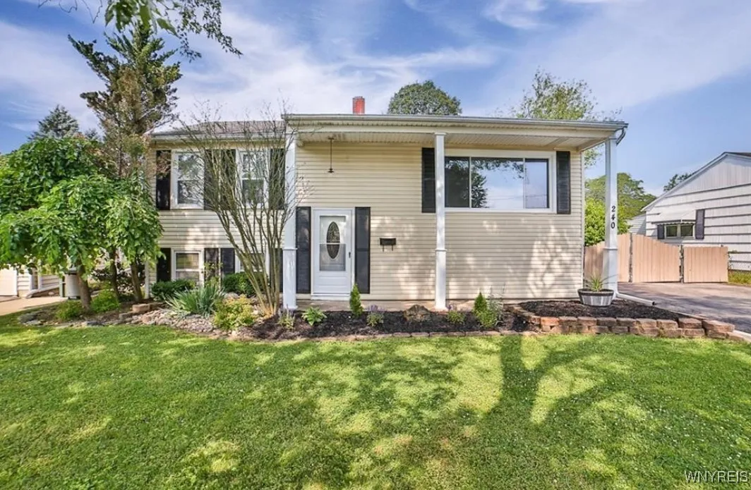 240 Belmont Court East, North Tonawanda, New York, North Tonawanda, New York 14120, 3 Bedrooms Bedrooms, 8 Rooms Rooms,2 BathroomsBathrooms,Residential,For Sale,240 Belmont Court East, North Tonawanda, New York ,0,B1643018