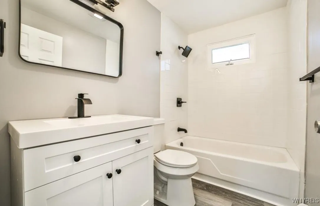 240 Belmont Court East, North Tonawanda, New York, North Tonawanda, New York 14120, 3 Bedrooms Bedrooms, 8 Rooms Rooms,2 BathroomsBathrooms,Residential,For Sale,240 Belmont Court East, North Tonawanda, New York ,0,B1643018