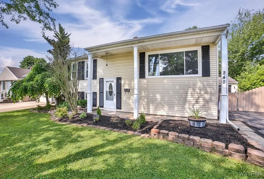 240 Belmont Court East, North Tonawanda, New York, North Tonawanda, New York 14120, 3 Bedrooms Bedrooms, 8 Rooms Rooms,2 BathroomsBathrooms,Residential,For Sale,240 Belmont Court East, North Tonawanda, New York ,0,B1643018