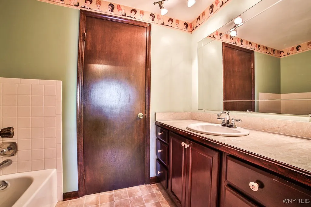 1687 Fix Road, Grand Island, New York 14072, Grand Island, New York 14072, 3 Bedrooms Bedrooms, 10 Rooms Rooms,1 BathroomBathrooms,Residential,For Sale,1687 Fix Road, Grand Island, New York 14072,0,B1642495