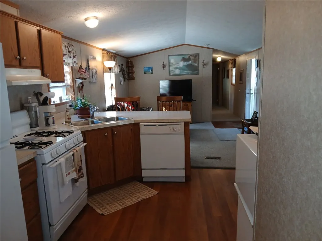 105 Superior Park, Manchester, New York 14548, Manchester, New York 14548, 3 Bedrooms Bedrooms, 5 Rooms Rooms,2 BathroomsBathrooms,Residential,Closed,105 Superior Park, Manchester, New York 14548,0,R1642963