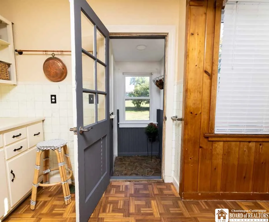 Entrance/foyer from driveway