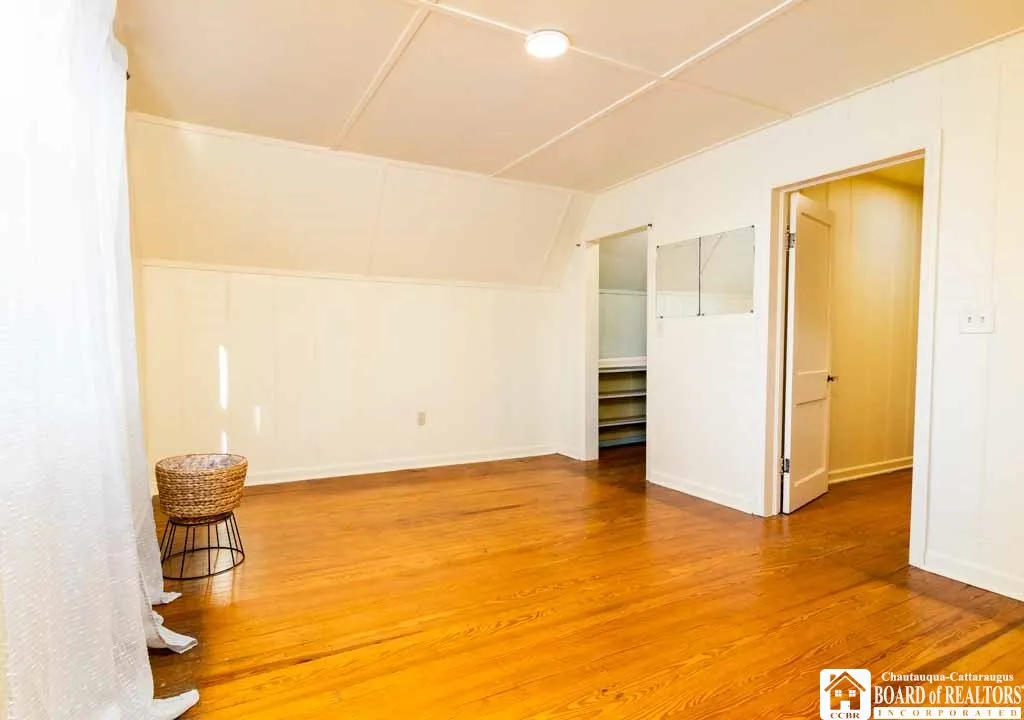 2nd floor bedroom w/closet