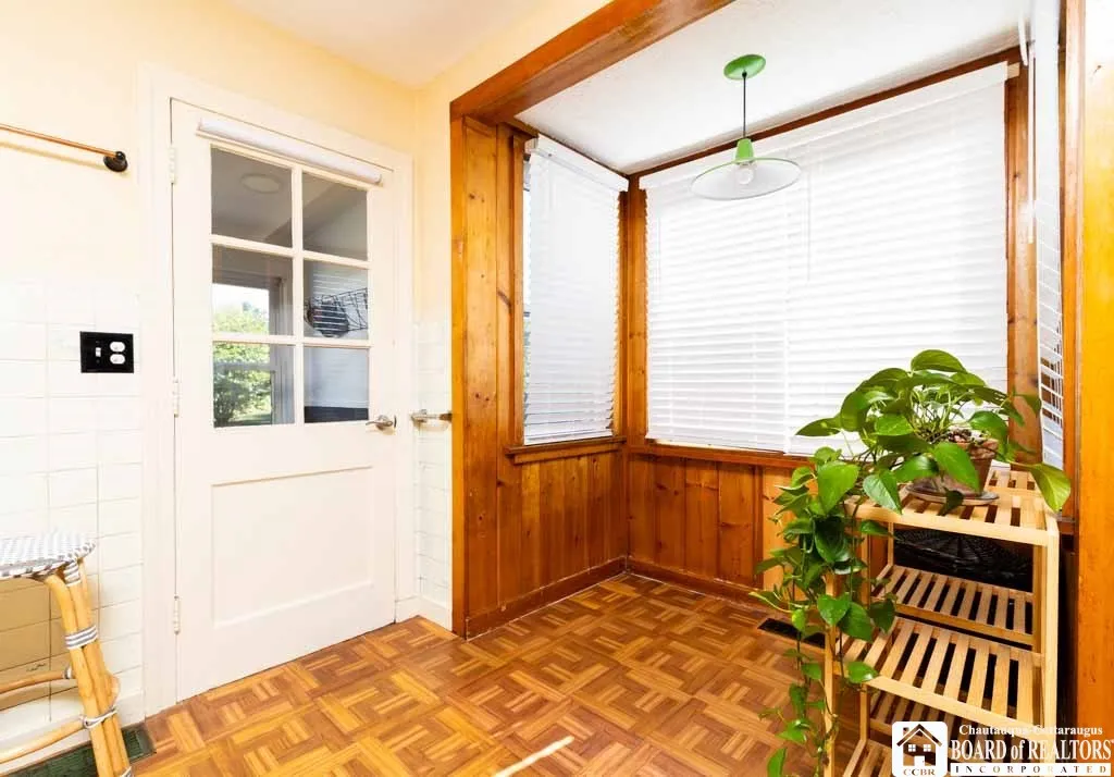 Kitchen nook/ exit to driveway