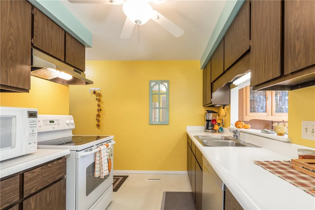 4 Arbor Court, Perinton, New York 14450, Perinton, New York 14450, 3 Bedrooms Bedrooms, 6 Rooms Rooms,1 BathroomBathrooms,Residential,For Sale,4 Arbor Court, Perinton, New York 14450,0,R1642112