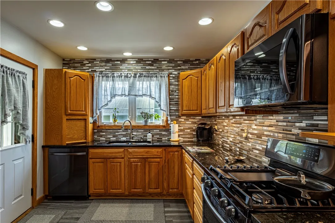 196 Perrine Avenue, Auburn, New York 13021, Auburn, New York 13021, 4 Bedrooms Bedrooms, 14 Rooms Rooms,4 BathroomsBathrooms,Residential,For Sale,196 Perrine Avenue, Auburn, New York 13021,0,R1642681