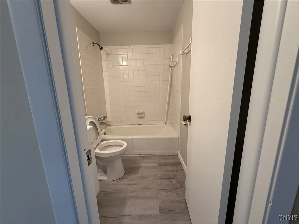 120 Hasbrouck Street 1, Syracuse, New York 13206, Syracuse, New York 13206, 1 Bedroom Bedrooms, 4 Rooms Rooms,1 BathroomBathrooms,Residential Lease,For Rent,120 Hasbrouck Street 1, Syracuse, New York 13206,0,S1643083