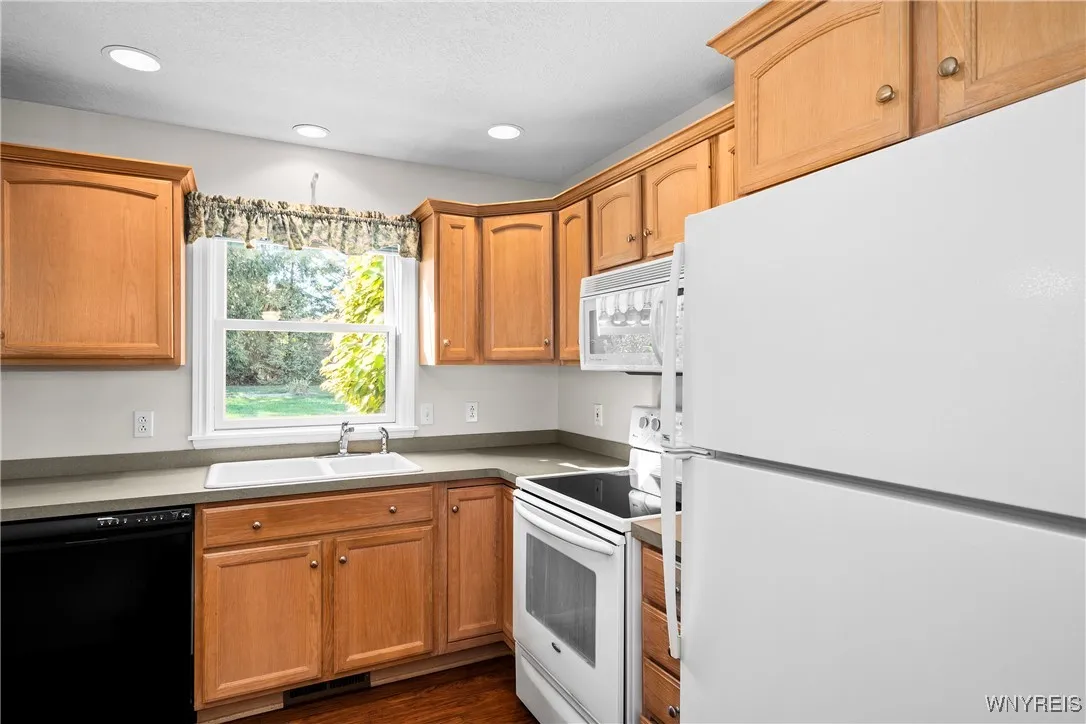 4202 Tisbury Lane, Hamburg, New York 14075, Hamburg, New York 14075, 3 Bedrooms Bedrooms, 6 Rooms Rooms,2 BathroomsBathrooms,Residential,For Sale,4202 Tisbury Lane, Hamburg, New York 14075,0,B1642291