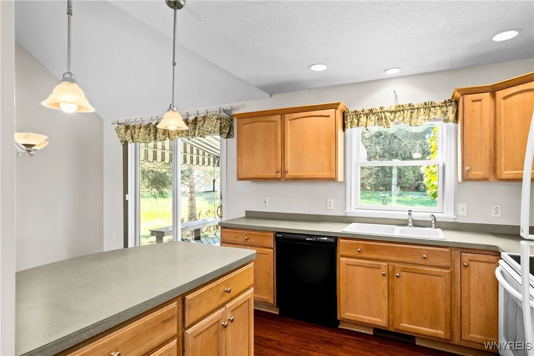 4202 Tisbury Lane, Hamburg, New York 14075, Hamburg, New York 14075, 3 Bedrooms Bedrooms, 6 Rooms Rooms,2 BathroomsBathrooms,Residential,For Sale,4202 Tisbury Lane, Hamburg, New York 14075,0,B1642291