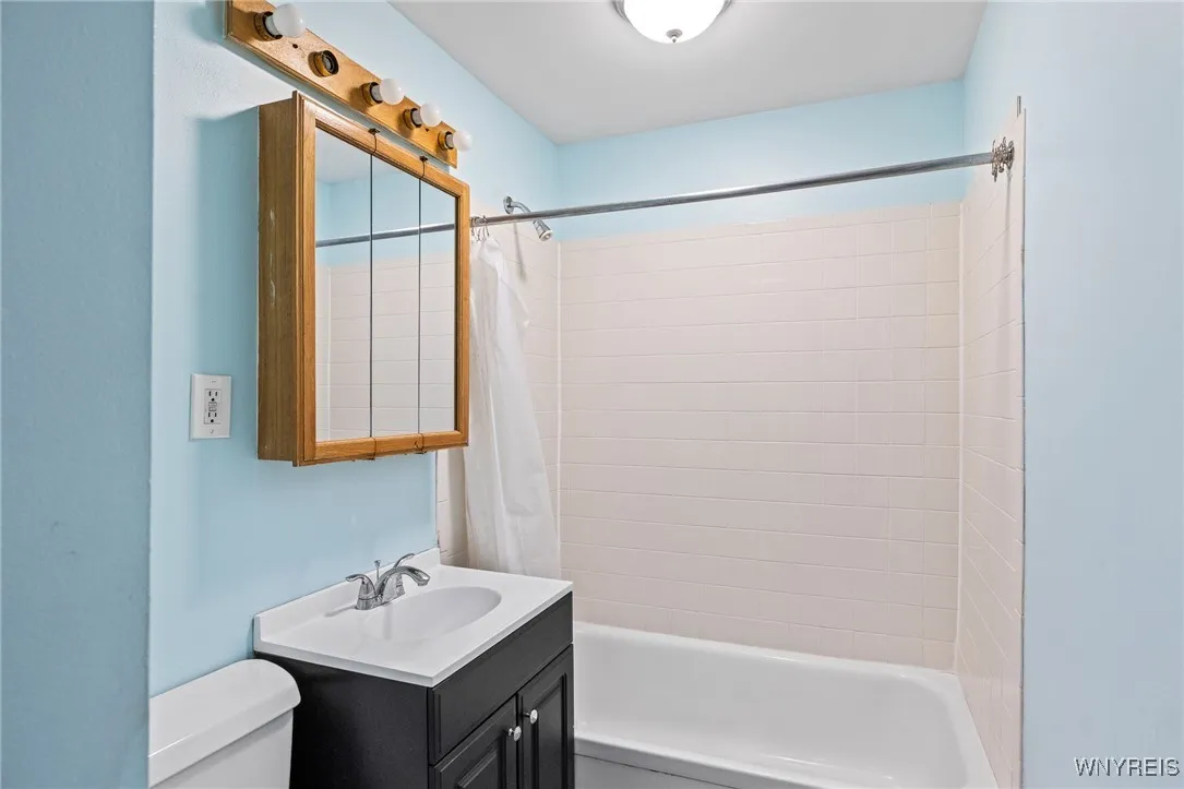 17 Redwood Drive 15, Cheektowaga, New York 14225, Cheektowaga, New York 14225, 5 Bedrooms Bedrooms, ,2 BathroomsBathrooms,Residential,For Sale,17 Redwood Drive 15, Cheektowaga, New York 14225,0,B1642089